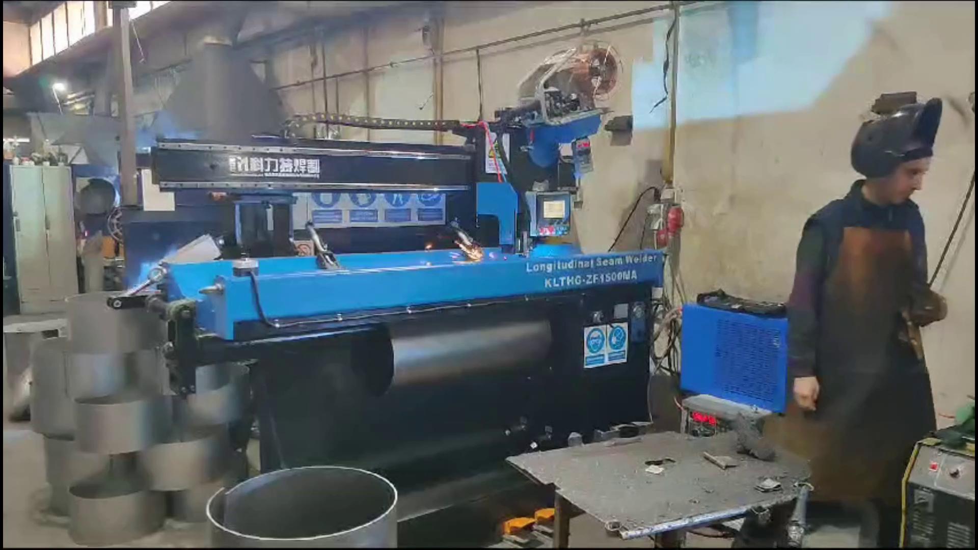 Longitudinal seam welding machine used for water tanks